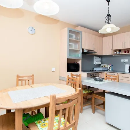 547 - Koezvetlen Vizparti, 2 Haloszobas, Kertkapcsolatos * בלטונוסוד