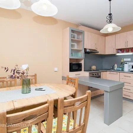 547 - Koezvetlen Vizparti, 2 Haloszobas, Kertkapcsolatos Apartmán