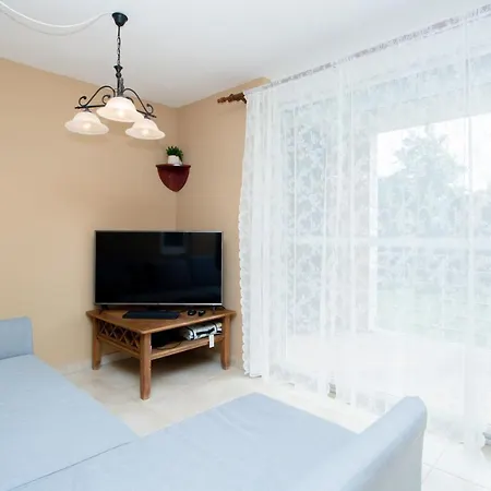 547 - Koezvetlen Vizparti, 2 Haloszobas, Kertkapcsolatos דירה *