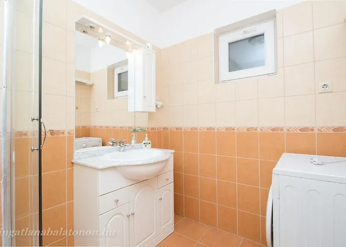 547 - Koezvetlen Vizparti, 2 Haloszobas, Kertkapcsolatos בלטונוסוד