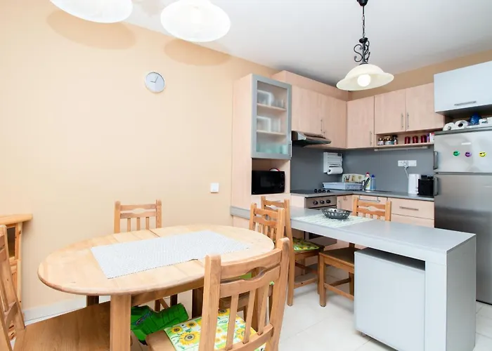 547 - Koezvetlen Vizparti, 2 Haloszobas, Kertkapcsolatos * בלטונוסוד