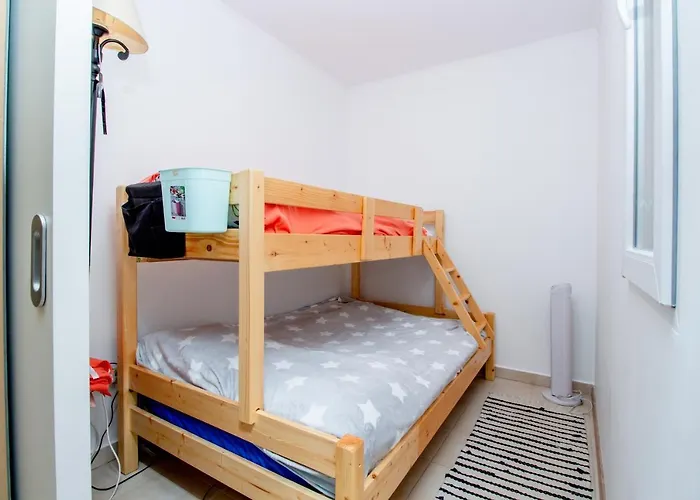 547 - Koezvetlen Vizparti, 2 Haloszobas, Kertkapcsolatos דירה