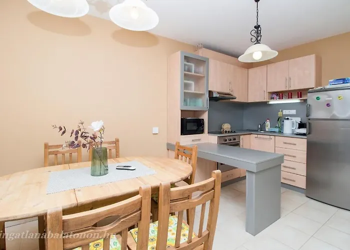 547 - Koezvetlen Vizparti, 2 Haloszobas, Kertkapcsolatos דירה