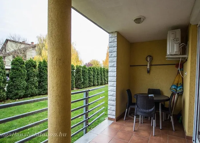 547 - Koezvetlen Vizparti, 2 Haloszobas, Kertkapcsolatos * בלטונוסוד