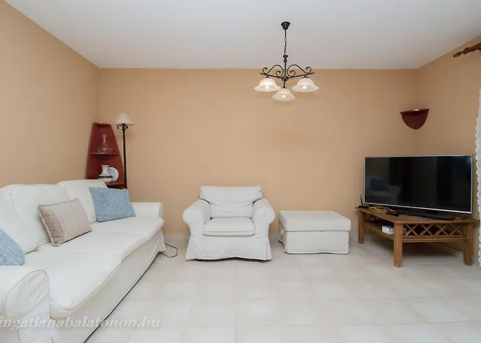 547 - Koezvetlen Vizparti, 2 Haloszobas, Kertkapcsolatos דירה בלטונוסוד