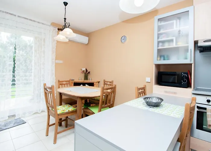 547 - Koezvetlen Vizparti, 2 Haloszobas, Kertkapcsolatos דירה