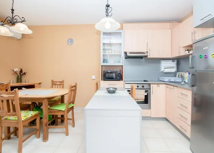 547 - Koezvetlen Vizparti, 2 Haloszobas, Kertkapcsolatos דירה *